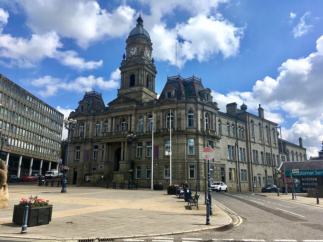 Photo: No Swan So Fine (CC BY-SA 4.0) Dewsbury
